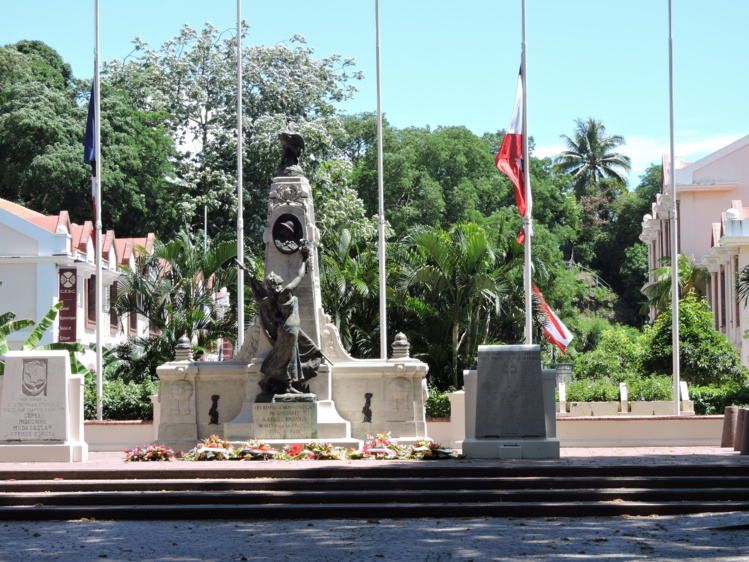 Les drapeaux des établissements du Pays et de l'Etat sont mis en berne jusqu'à ce vendredi. Les drapeaux des établissements du Pays et de l'Etat sont mis en berne jusqu'à ce vendredi.