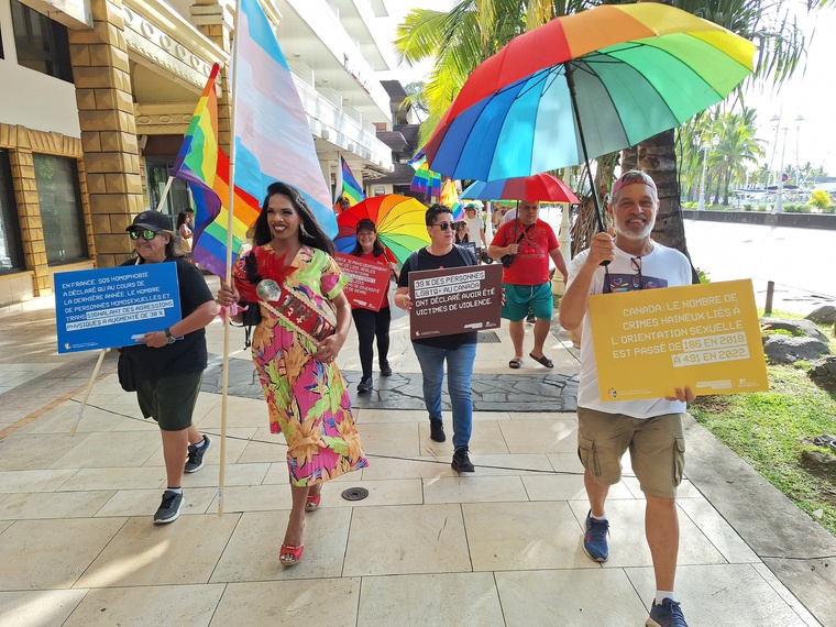 Le président de Cousins Cousines et la première dauphine de Miss T Tahiti 2025 en tête du cortège (Crédit : Anne-Charlotte Lehartel).