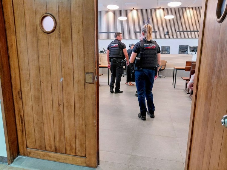 Dix mois ferme pour un déchaînement de coups Dix mois ferme pour un déchaînement de coups