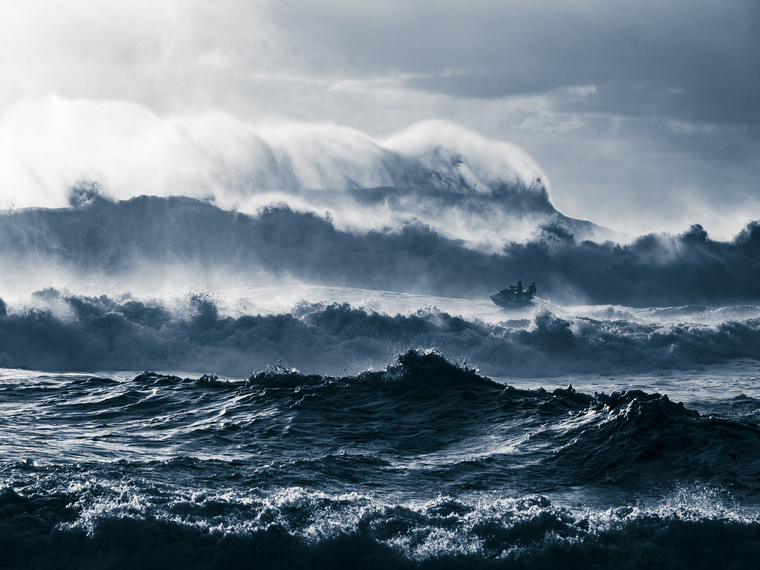 Un jet-ski au milieu du chaos à Nazaré (Photo : Ben Thouard). Un jet-ski au milieu du chaos à Nazaré (Photo : Ben Thouard).