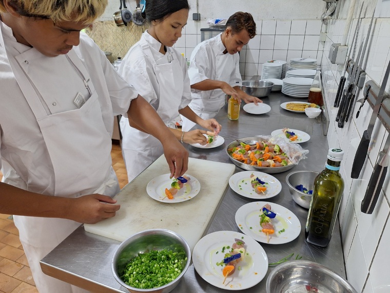 Derniers préparatifs en cuisine pour les élèves.