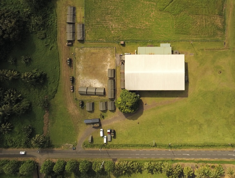 Le campement a été monté en quelques heures à côté de la salle omnisports de Tautira (Crédit : RIMaP-Polynésie).