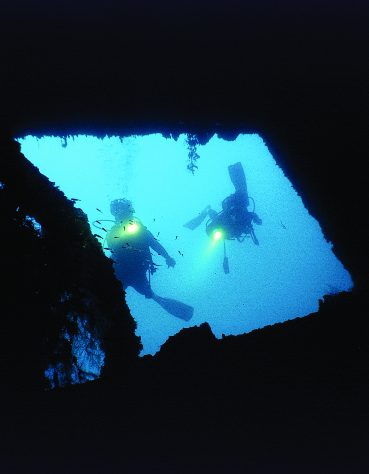 Bienvenue dans l’épave du “Nordby”, qui repose dans le lagon de Raiatea depuis 116 ans. Bienvenue dans l’épave du “Nordby”, qui repose dans le lagon de Raiatea depuis 116 ans.