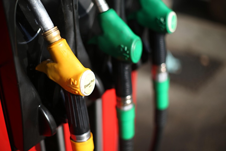 Les prix à la pompe continuent de baisser, profitant de la baisse des cours du pétrole.