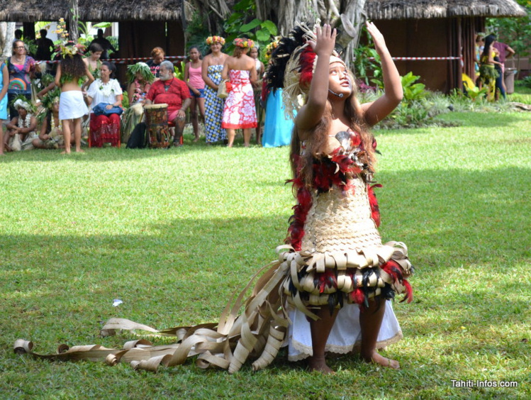 Cette collégienne de Hao a impressionné pendant son orero avec son costume tressé Cette collégienne de Hao a impressionné pendant son orero avec son costume tressé