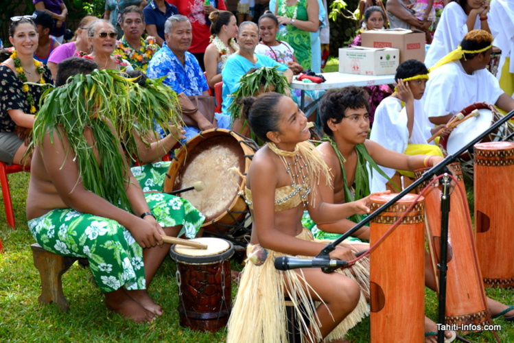 Les percussions mélangeaient garçons et filles dans la bonne humeur Les percussions mélangeaient garçons et filles dans la bonne humeur
