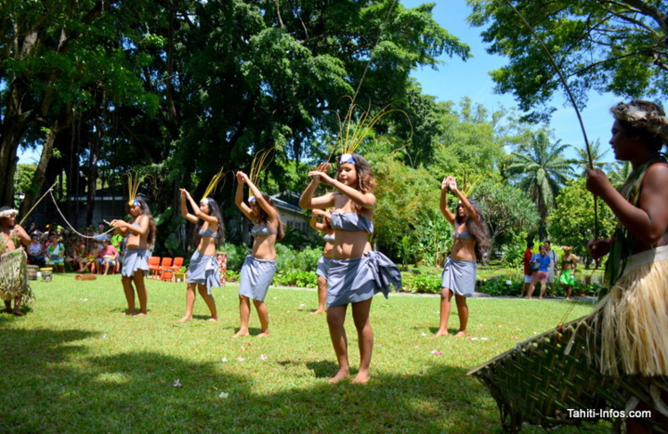À la pêche aux jeunes danseuses du collège de Paea À la pêche aux jeunes danseuses du collège de Paea