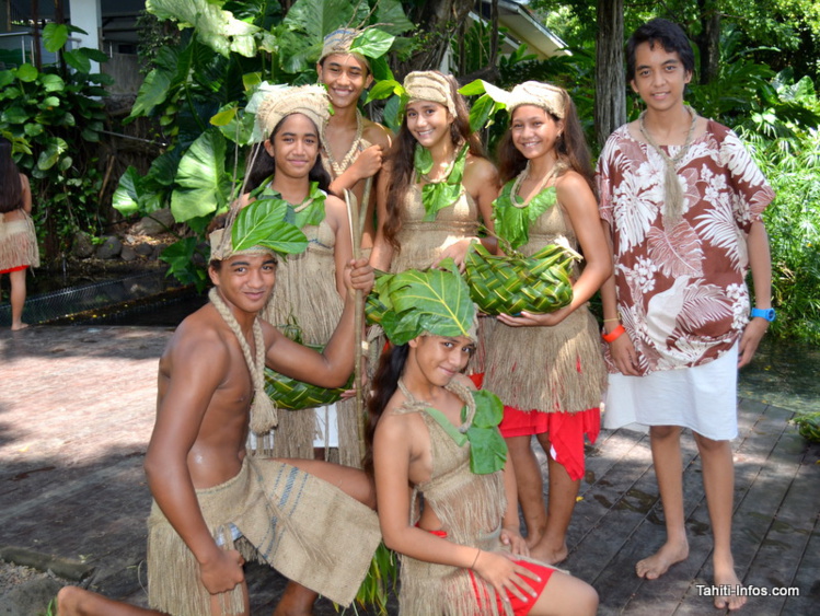 Les danseurs et percursionnistes du collège Anne-Marie Javouhey (classes de 4ème de 3ème) Les danseurs et percursionnistes du collège Anne-Marie Javouhey (classes de 4ème de 3ème)