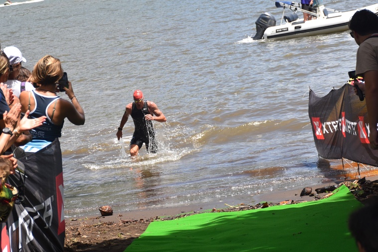 Jean-Marc Rimaud a dominé le parcours de natation. Jean-Marc Rimaud a dominé le parcours de natation.