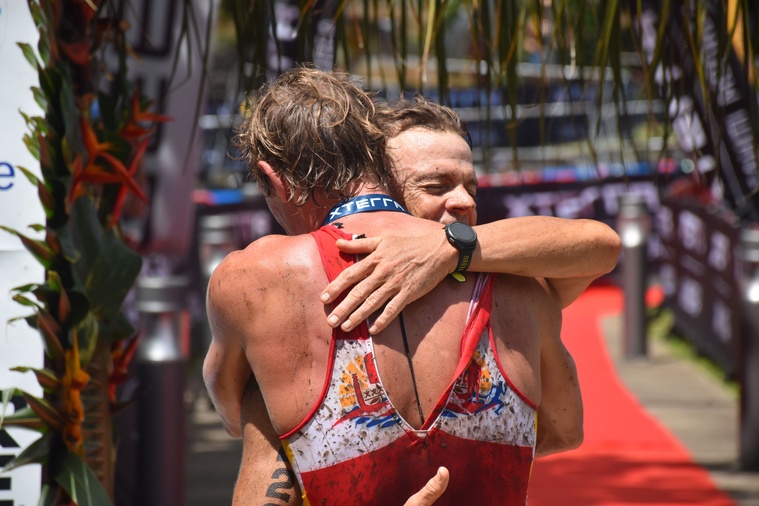 Un moment d’amitié à l’arrivée entre Teva Poulain et Thomas Lubin.
