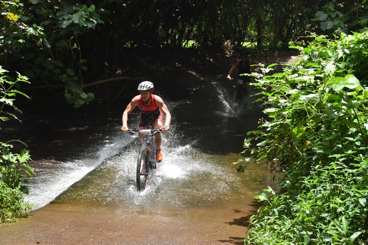 Les passages en rivière ont rafraîchi les participants. Les passages en rivière ont rafraîchi les participants.