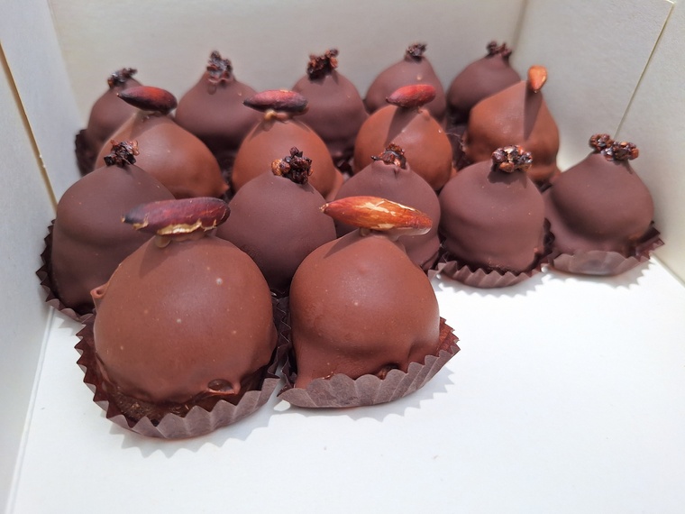 Gourmandises au chocolat local et ‘autera’a savourées dans la plantation. Gourmandises au chocolat local et ‘autera’a savourées dans la plantation.