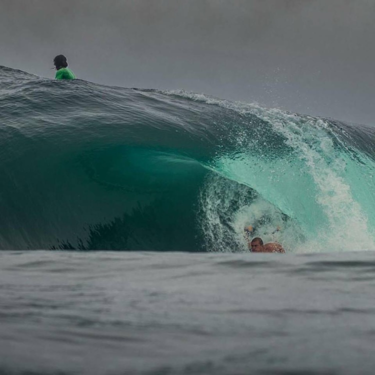 Oui, ce monstre était bien surfable...Hitoti Henry en action © JBS Pictures Oui, ce monstre était bien surfable...Hitoti Henry en action © JBS Pictures