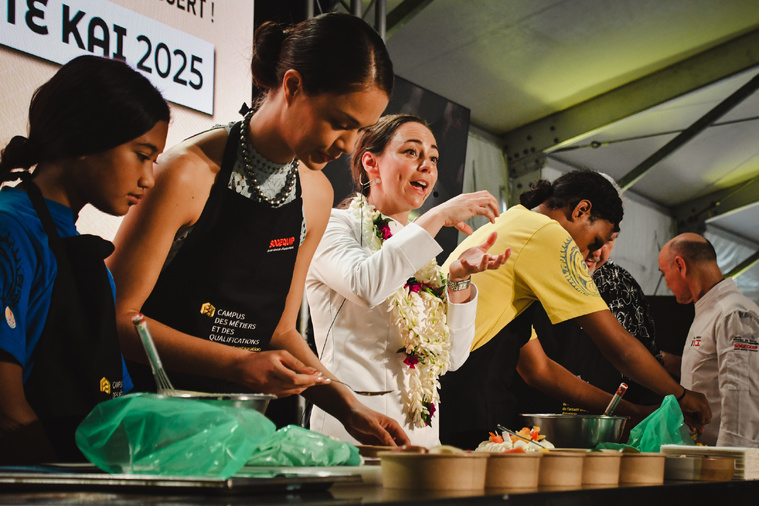 Hinaupoko Devèze, Miss Tahiti 2025, et Moetai Brotherson, président de la Polynésie française, tous deux accompagnés d'élèves de 4ème, se sont livrés à une belle bataille culinaire. Les deux équipes ont terminé ex æquo.