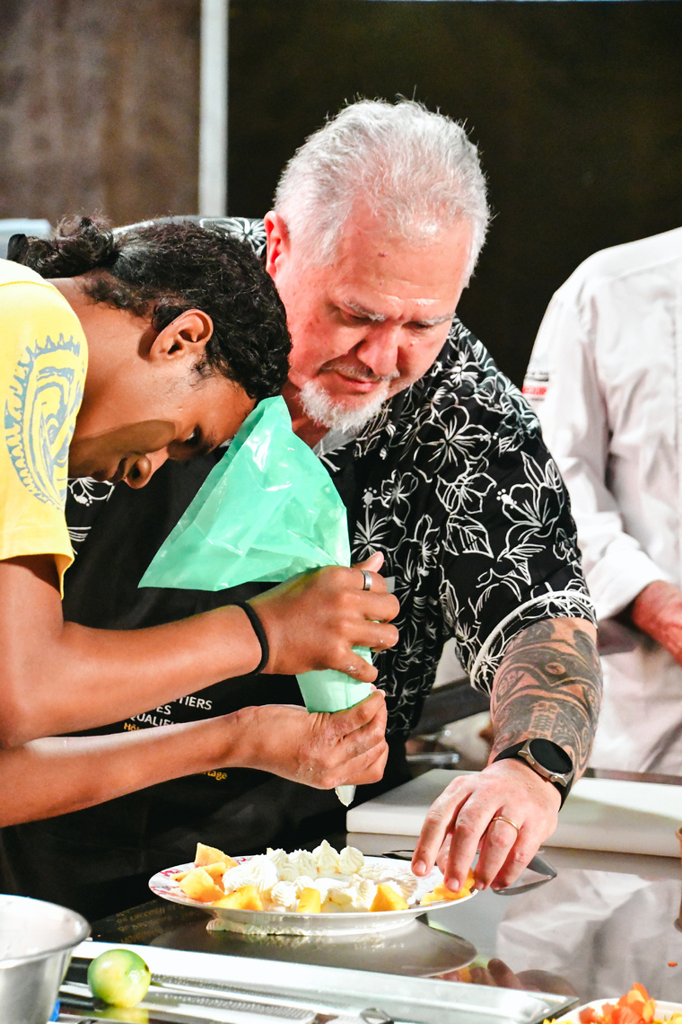 Le président du Pays est sorti de sa zone de confort pour l'occasion et n'a pas hésité à enfiler le tablier. Le président du Pays est sorti de sa zone de confort pour l'occasion et n'a pas hésité à enfiler le tablier.