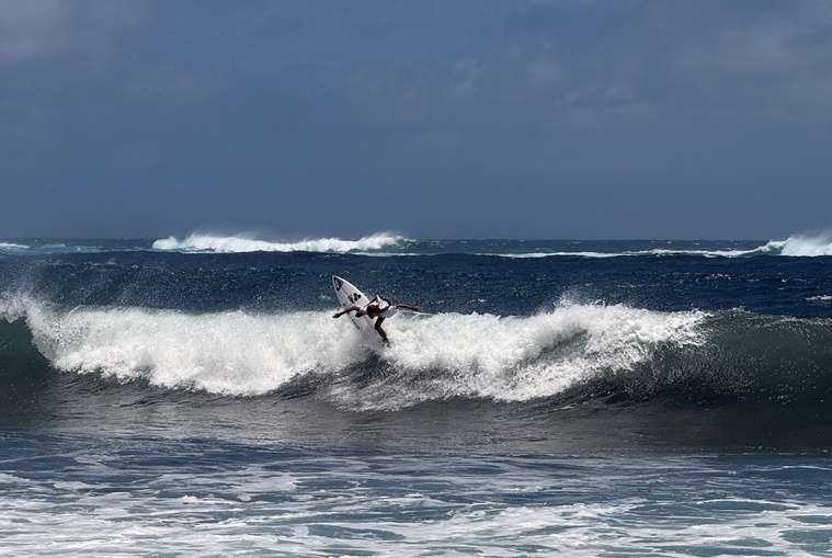 Kohai Fierro a su dompter les vagues et montrer un surf de haut niveau.