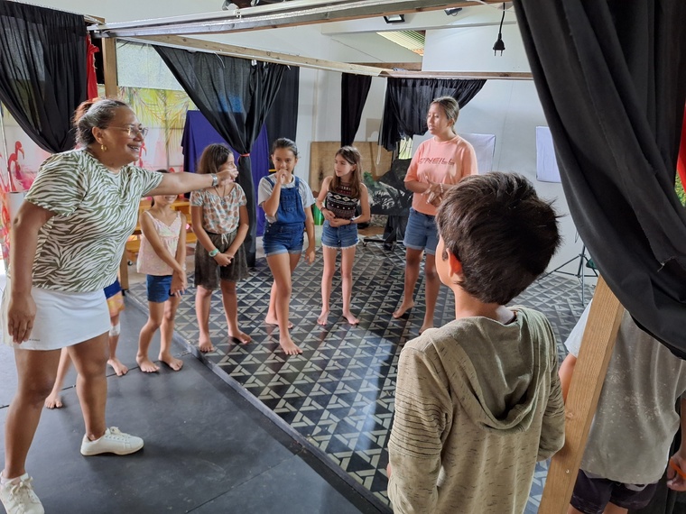 Débutants ou confirmés, les apprentis comédiens vont développer plusieurs compétences pour monter leur spectacle (Crédit : Anne-Charlotte Lehartel).