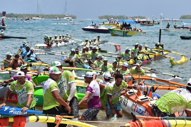 la présence de tous les va’a sur ce parcours engendre toujours des embouteillages a l’arrivée. la présence de tous les va’a sur ce parcours engendre toujours des embouteillages a l’arrivée.