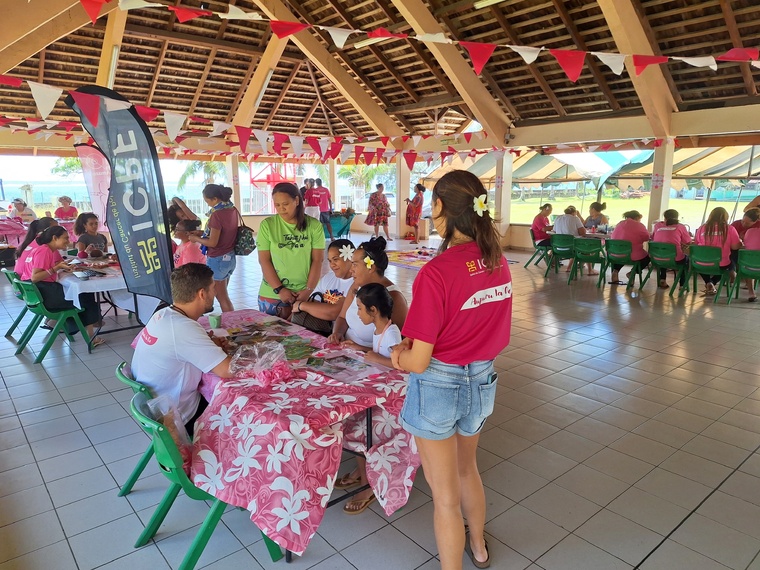 Un “village rose” pour sensibiliser Tautira