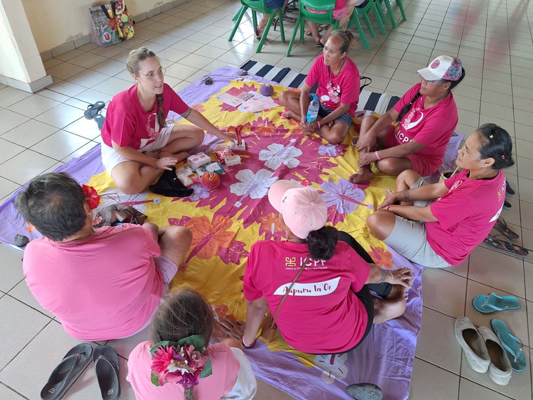 Un “village rose” pour sensibiliser Tautira