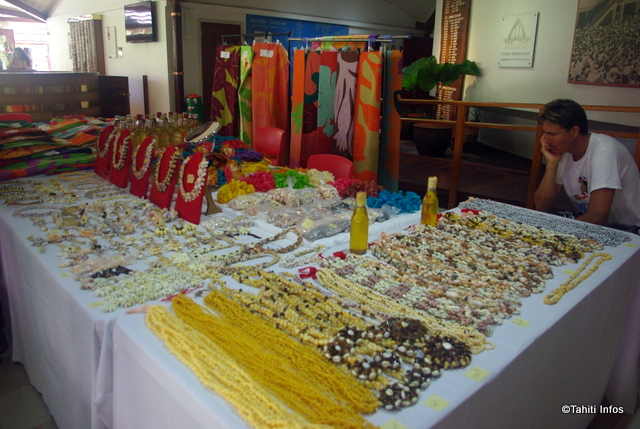 tifaifai, colliers de coquillages et couronnes de fleurs seront présentés aux visiteurs afin qu'ils découvrent l'artisanat des îles-Sous-le-Vent
