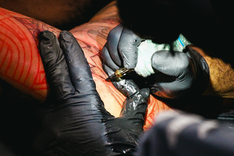 Certaines zones du corps sont plus douloureuses que d'autres...mais au Tahiti Tattoo Fest on tient le coup !