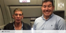 Un passager anglais se prend en photo avec le pirate de l'air de l'avion égyptien Un passager anglais se prend en photo avec le pirate de l'air de l'avion égyptien