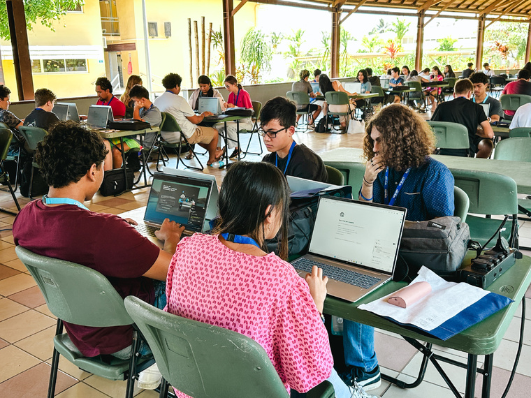 Les lycéens, lauréats du concours Pacific Genius, auront 5 jours pour se familiariser au monde du numérique. De quoi, très certainement, susciter des vocations ! Les lycéens, lauréats du concours Pacific Genius, auront 5 jours pour se familiariser au monde du numérique. De quoi, très certainement, susciter des vocations !