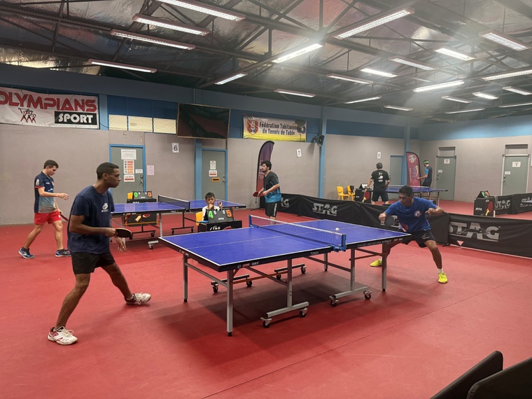 Angelo Utia (à droite) a remporté son quart de finale Open contre Vincent Belrose.