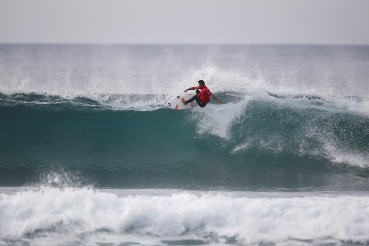 Un superbe "off the lip" lors de sa première vague Un superbe "off the lip" lors de sa première vague