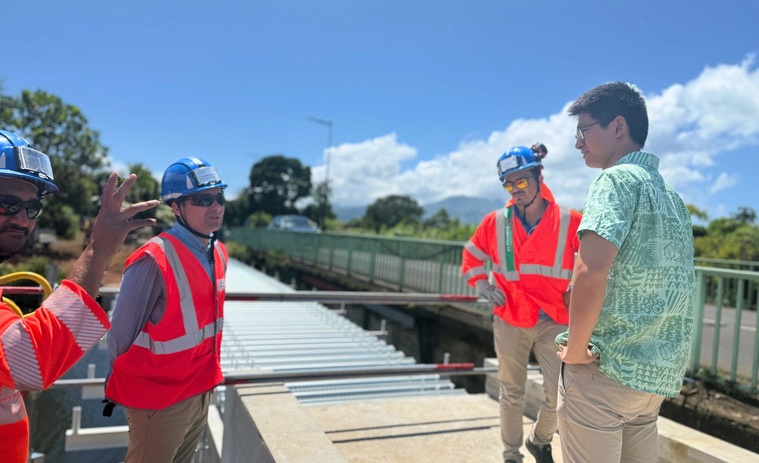​La structure de la passerelle piétonne de Titaaviri a été posée