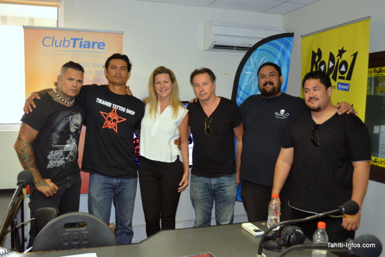 Le groupe Tikahiri entoure Sonia Aline, organisatrice du concert de Johnny. Le groupe Tikahiri entoure Sonia Aline, organisatrice du concert de Johnny.