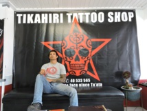 Aroma Salmon dans son salon de tatouage à Paofai