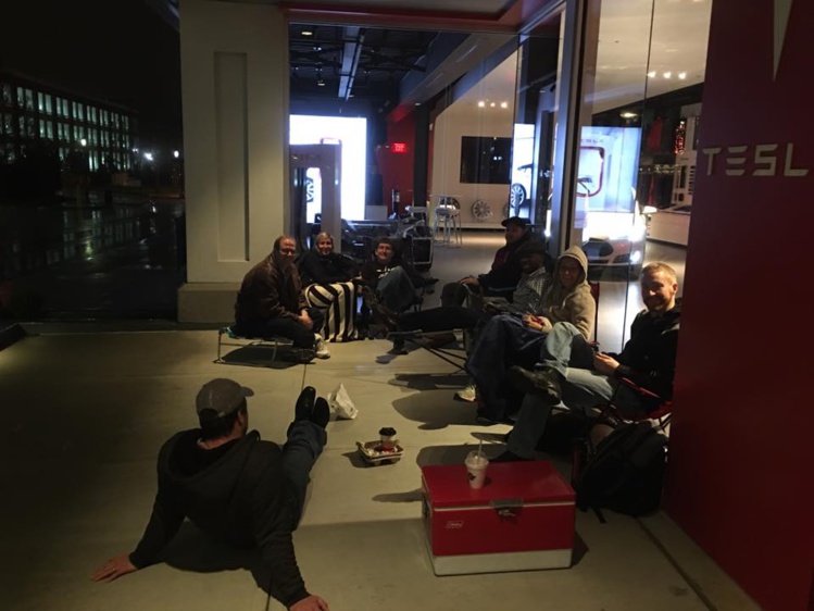 Des gens campent devant le magasin Tesla A Colombus
