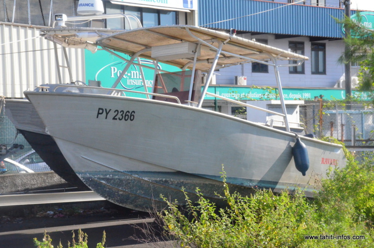 Cette vedette de type coque aluminium de 28 pieds est équipée de deux moteurs hors-bord de 115 Cv Cette vedette de type coque aluminium de 28 pieds est équipée de deux moteurs hors-bord de 115 Cv