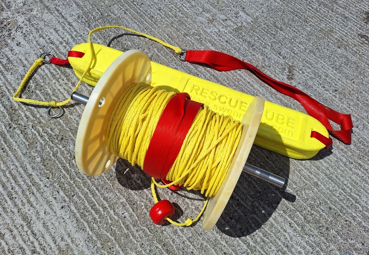 Le filin et le rescue tube font partie du matériel léger à disposition. Le filin et le rescue tube font partie du matériel léger à disposition.