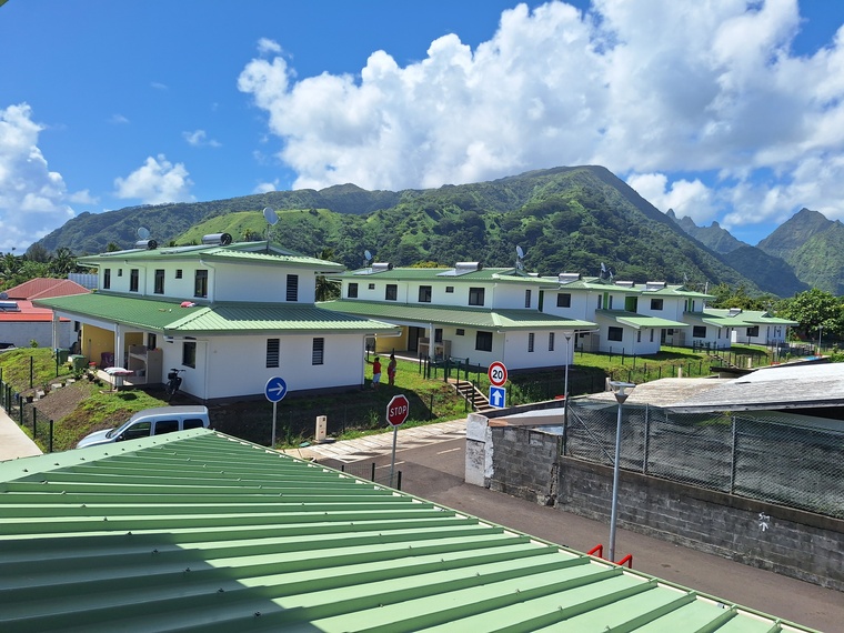 Vue sur la vallée et les montagnes depuis une chambre au premier étage. Vue sur la vallée et les montagnes depuis une chambre au premier étage.