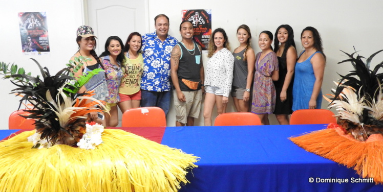 Matani Kainuku, le président de l'association Nonahere, et quelques compétiteurs étrangers.