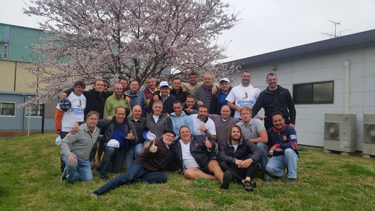 Après le match, la troixième mi-temps commence sous les cerisiers en fleur Après le match, la troixième mi-temps commence sous les cerisiers en fleur