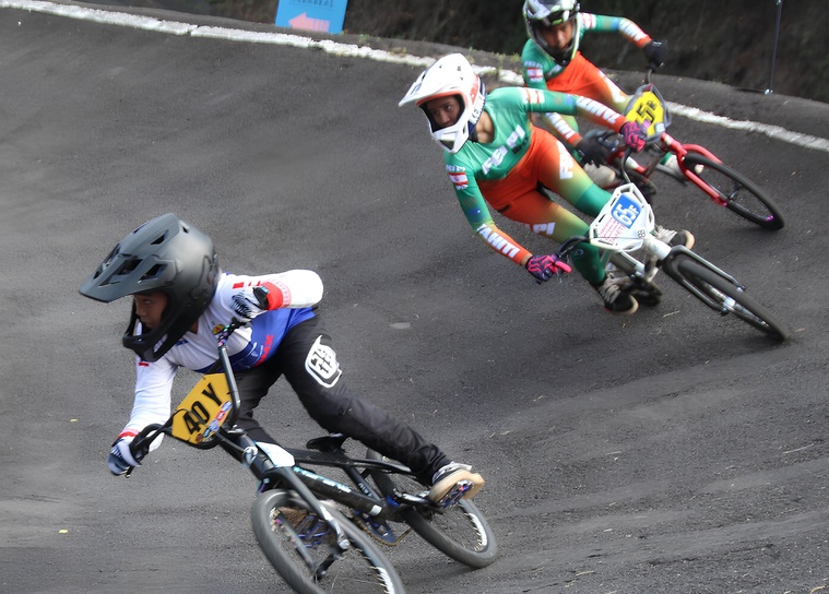 Kaona Yen Sun (40) mène ici devant Oahei Faafatua (65), la seule féminine en course samedi et qui a été au niveau. Kaona Yen Sun (40) mène ici devant Oahei Faafatua (65), la seule féminine en course samedi et qui a été au niveau.