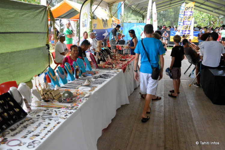 Des artisans à l'entrée du festival