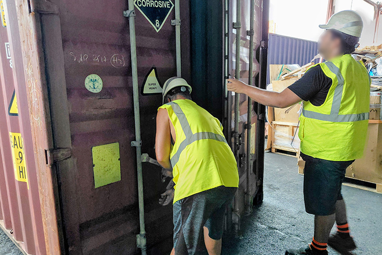 Les douaniers ouvrent le conteneur dans lequel se trouvent les marchandises qui vont être contrôlées.