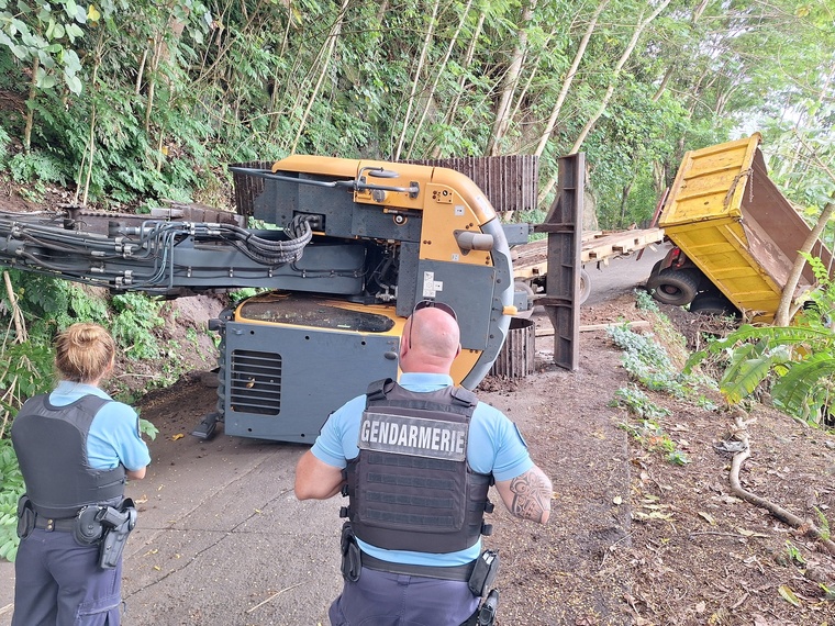 Deux dragues ont été réquisitionnées pour remonter le camion (Crédit : Anne-Charlotte Lehartel). Deux dragues ont été réquisitionnées pour remonter le camion (Crédit : Anne-Charlotte Lehartel).