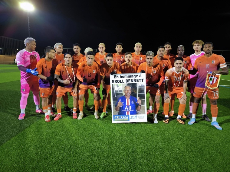 Les joueurs de Pirae en ont profité pour rendre hommage, à Eroll Bennett, idole du foot polynésien récemment décédé, qui a porté les couleurs du PSG. Les joueurs de Pirae en ont profité pour rendre hommage, à Eroll Bennett, idole du foot polynésien récemment décédé, qui a porté les couleurs du PSG.