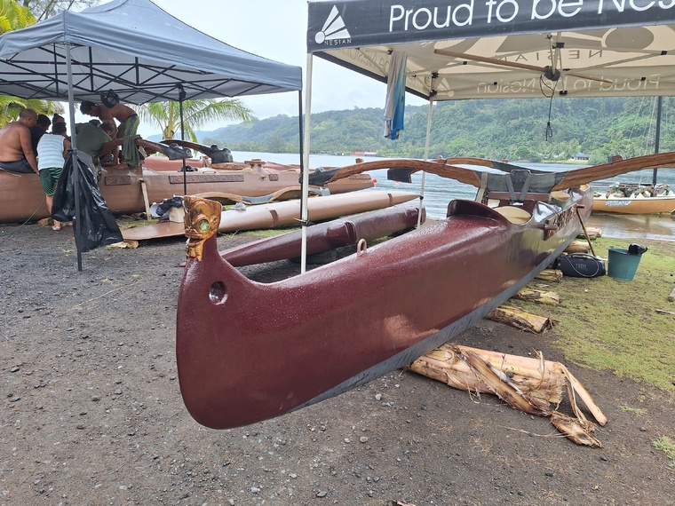 Naviguer et pêcher, mais aussi inspirer et transmettre sont les objectifs de ces trois va’a tā’ie. Naviguer et pêcher, mais aussi inspirer et transmettre sont les objectifs de ces trois va’a tā’ie.