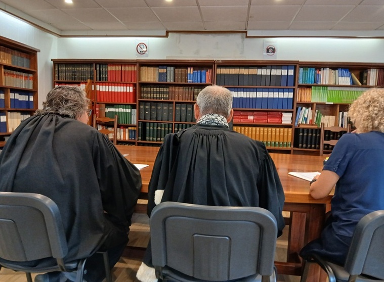 Suspendu et radié, le chef des mūto’i de Teva i Uta saisit le tribunal pour son maintien Suspendu et radié, le chef des mūto’i de Teva i Uta saisit le tribunal pour son maintien