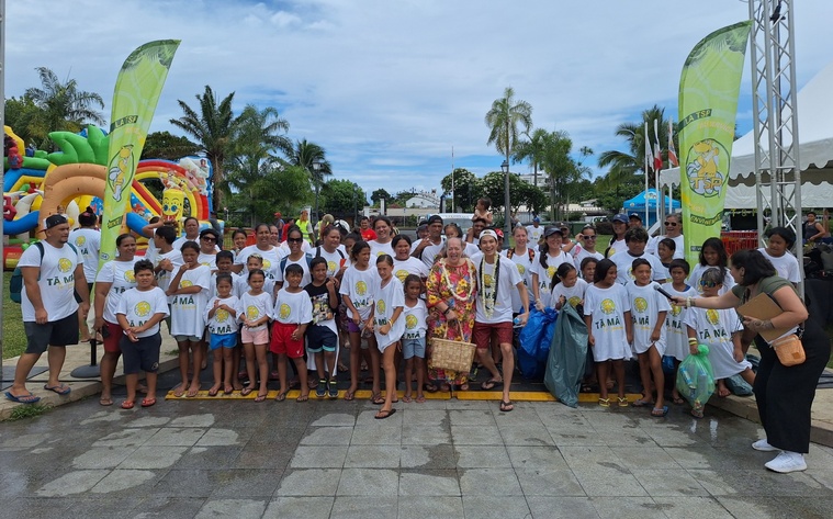 Les jeunes de Taaone et Fautaua Val mobilisés pour le ramassage de déchets (Crédit : Anne-Charlotte Lehartel).