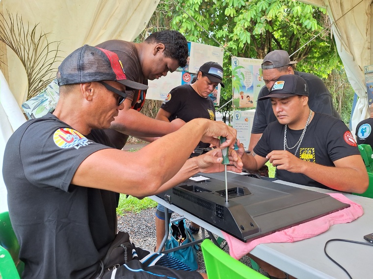 Grâce aux bénévoles de Tātā’i, réparer signifie moins de déchets. Grâce aux bénévoles de Tātā’i, réparer signifie moins de déchets.