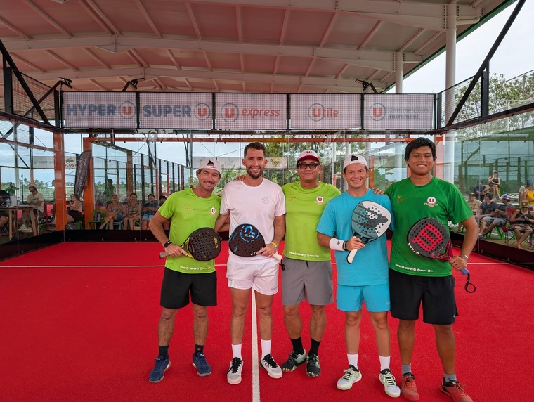 Les finalistes du P500 Jérémy Duchier-Saul Rubio et Cayetano Rocafort-Yomes Carles entourent le partenaire du tournoi, Patrick Champes de Super U. Les finalistes du P500 Jérémy Duchier-Saul Rubio et Cayetano Rocafort-Yomes Carles entourent le partenaire du tournoi, Patrick Champes de Super U.