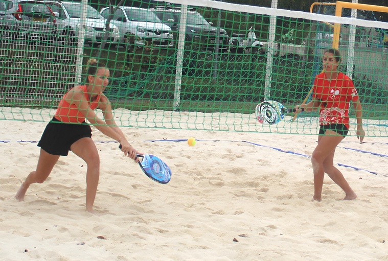 Cindy Berte (à gauche) a réussi ses débuts en beach tennis. Sa partenaire de double Sarah Santacruz (à droite) a réalisé un doublé dimanche à Aorai Tini Hau.
